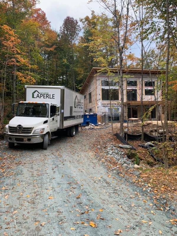 Isolation complète de plafond avec laine soufflée dans une construction résidentielle à Acton Vale