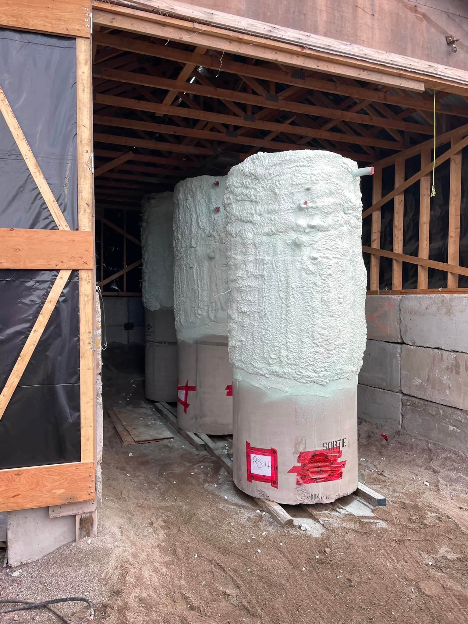 Travaux d’isolation à la mousse uréthane sur murs et plafond d’un bâtiment  à Alma