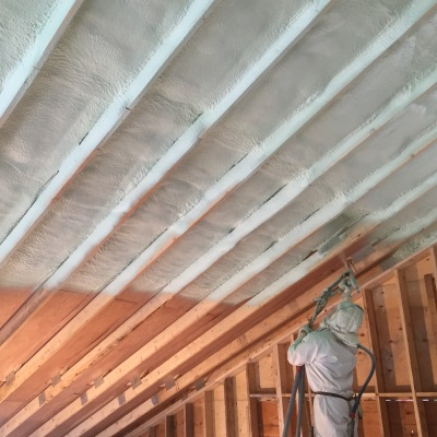 Pose de laine minérale pour isolation de plafond dans une maison à Baie-St-Paul