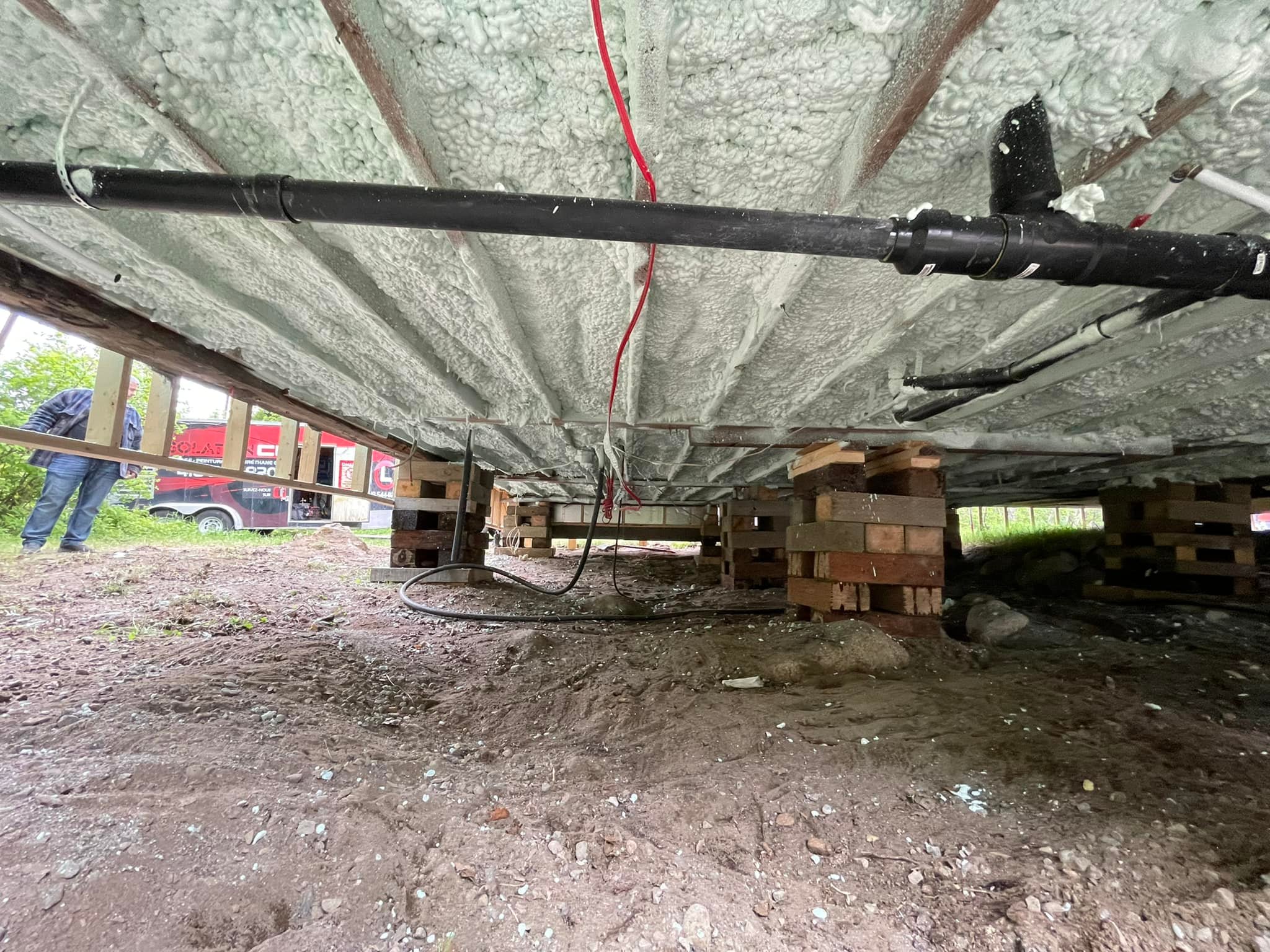 Pose de laine minérale pour isolation de plafond dans une maison à Dolbeau-Mistassini