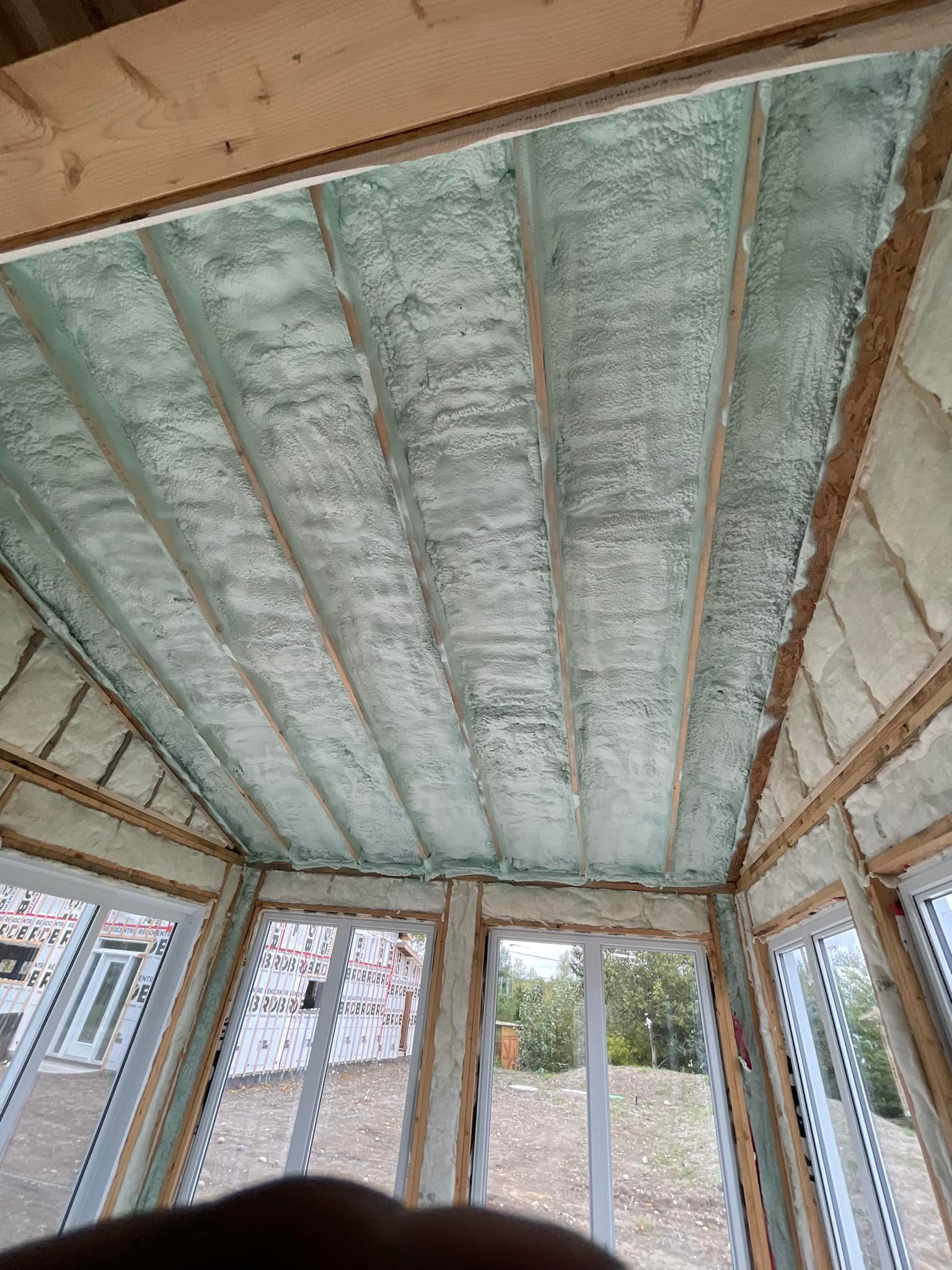 Isolation complète de plafond avec laine soufflée dans une construction résidentielle à Dolbeau-Mistassini