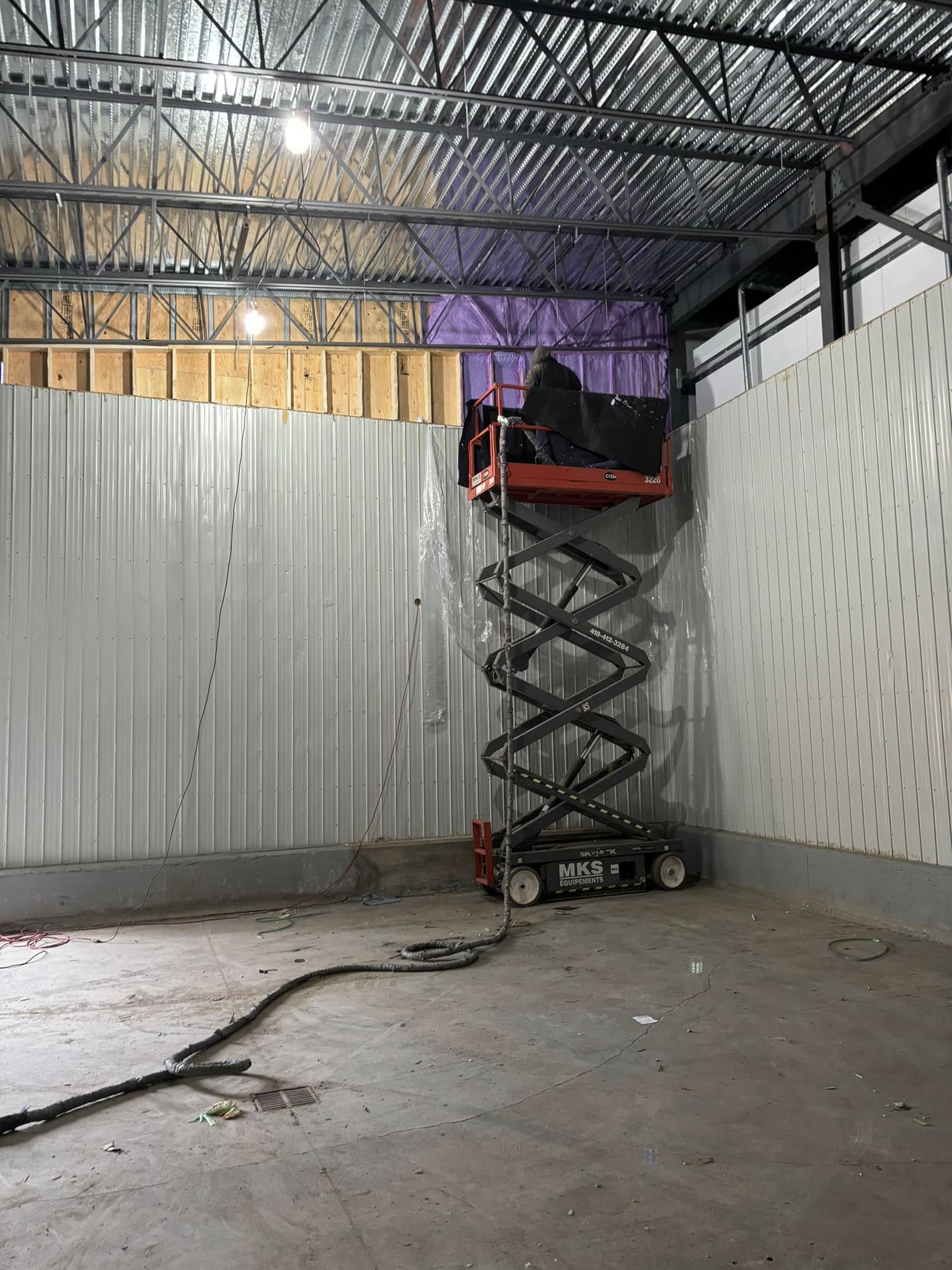 Installation d’isolant en fibre de verre dans des murs de charpente à Jonquière