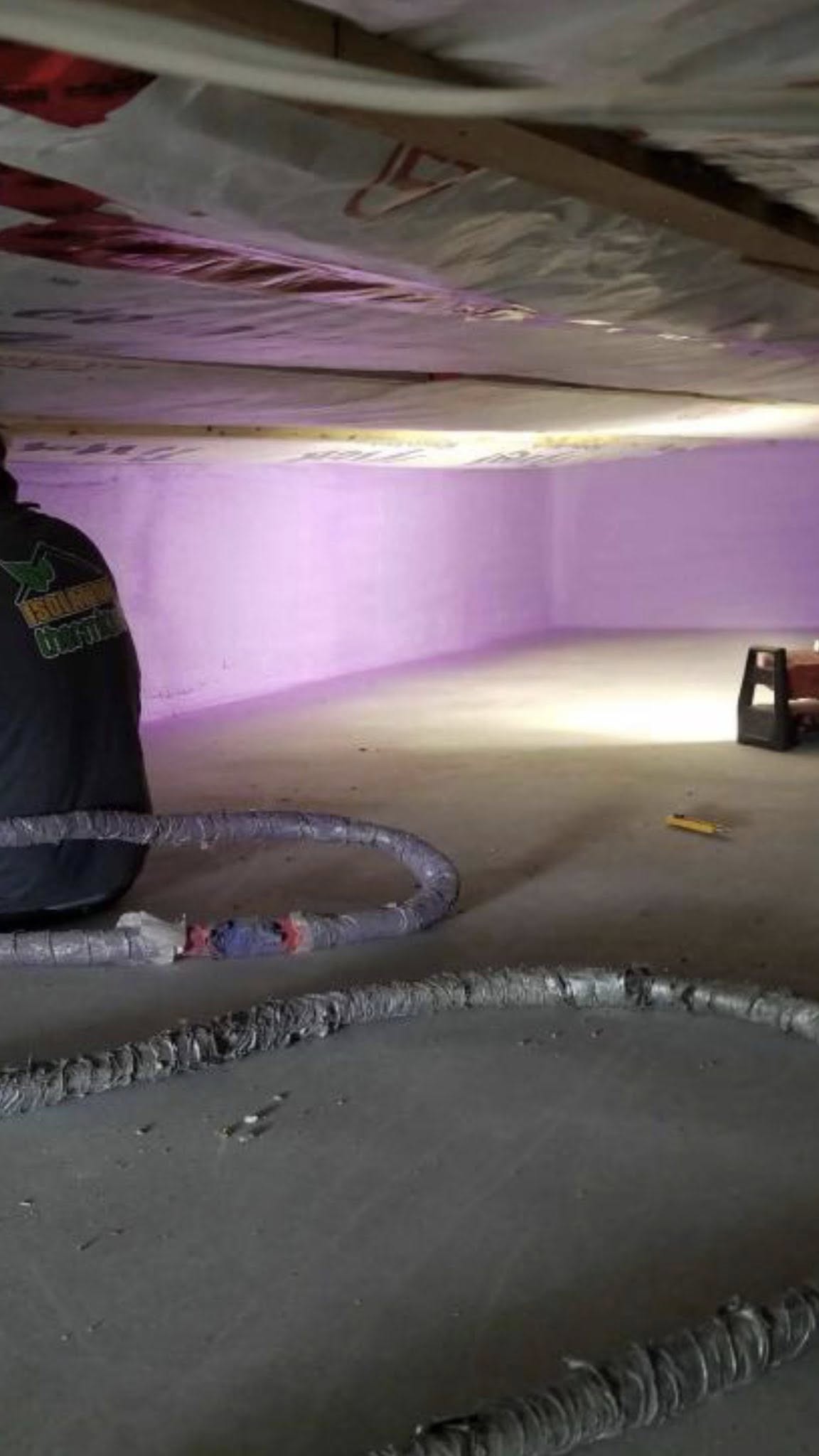 Travaux d’isolation à la mousse uréthane sur murs et plafond d’un bâtiment à Jonquière