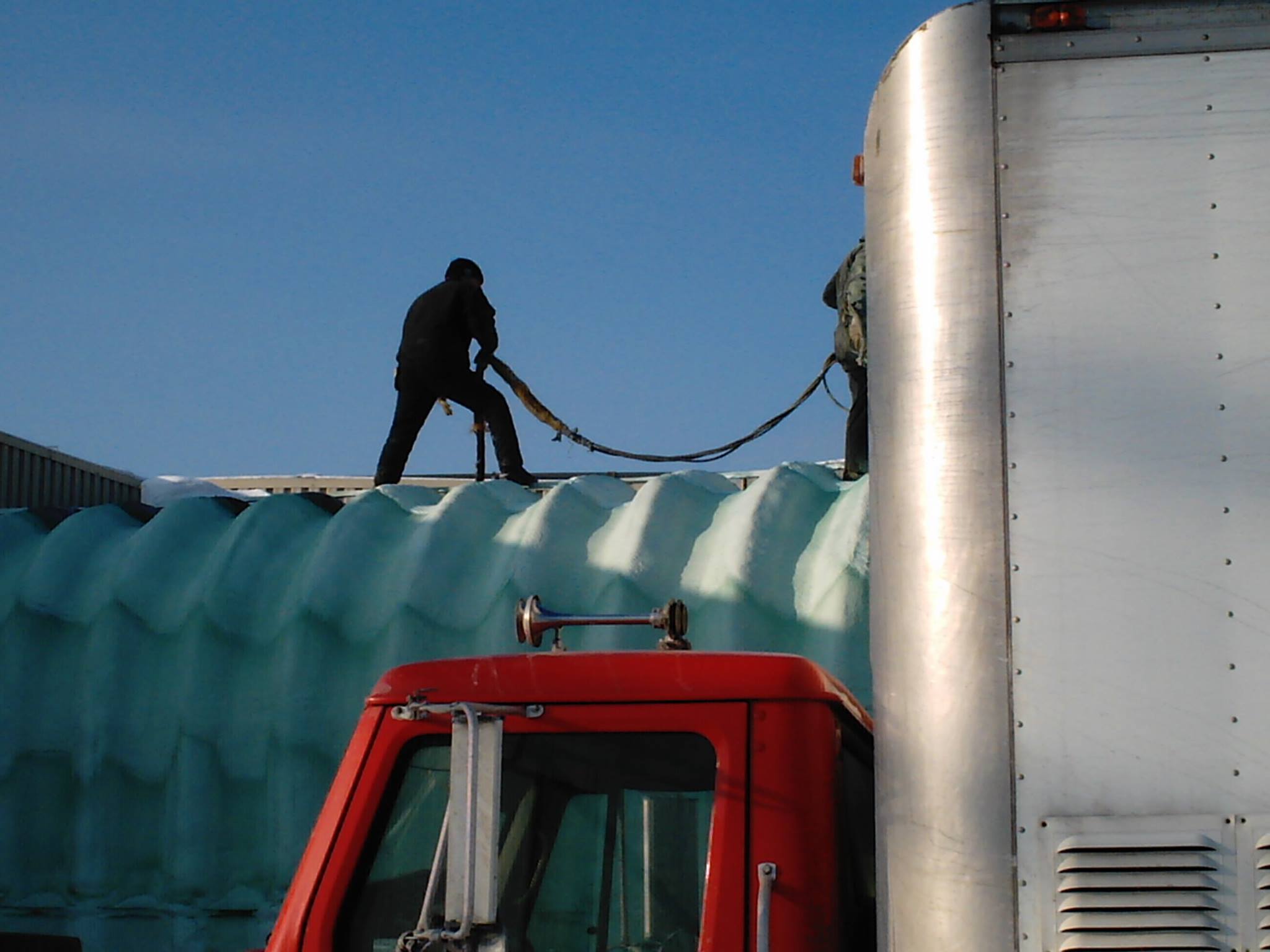 Travaux d’isolation à la mousse uréthane sur murs et plafond d’un bâtiment  à La Malbaie