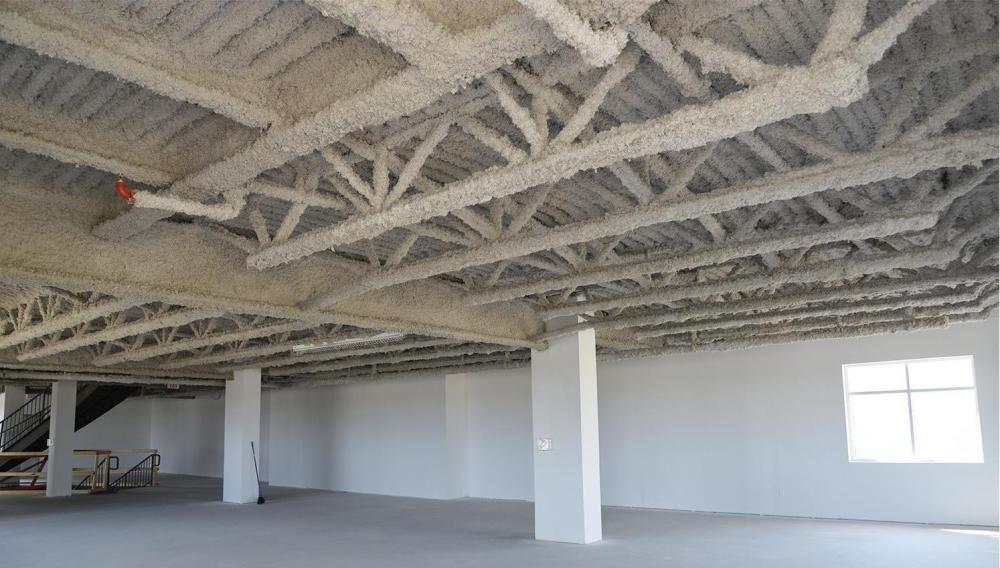 Installation d’isolant en fibre de verre dans des murs de charpente  à La tuque