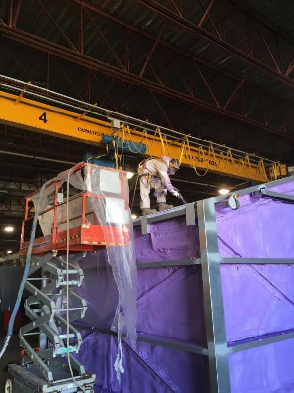 Travaux d’isolation à la mousse uréthane sur murs et plafond d’un bâtiment  à La tuque