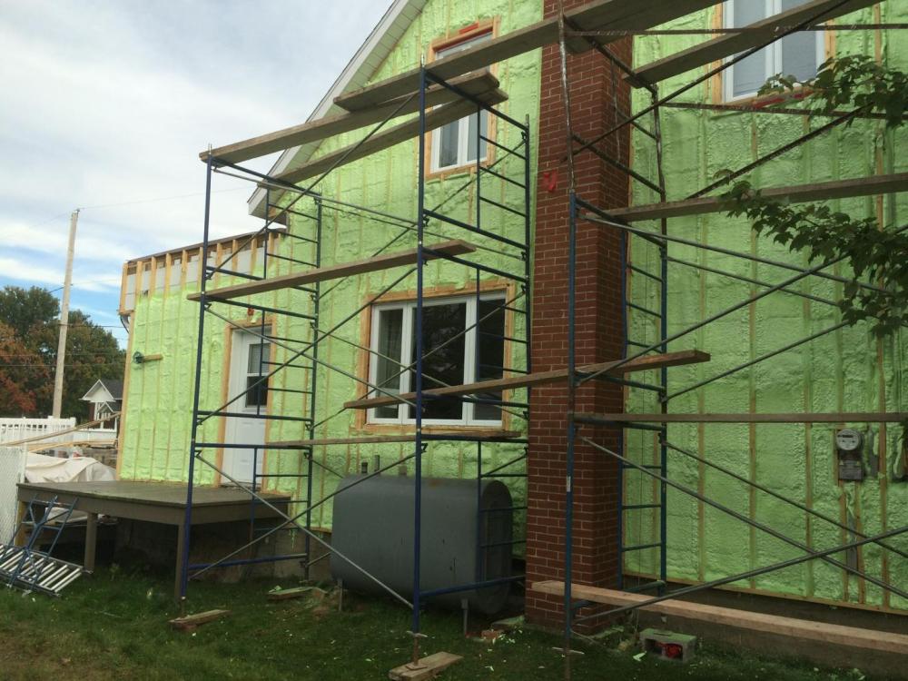 Isolation complète de plafond avec laine soufflée dans une construction résidentielle  à La tuque