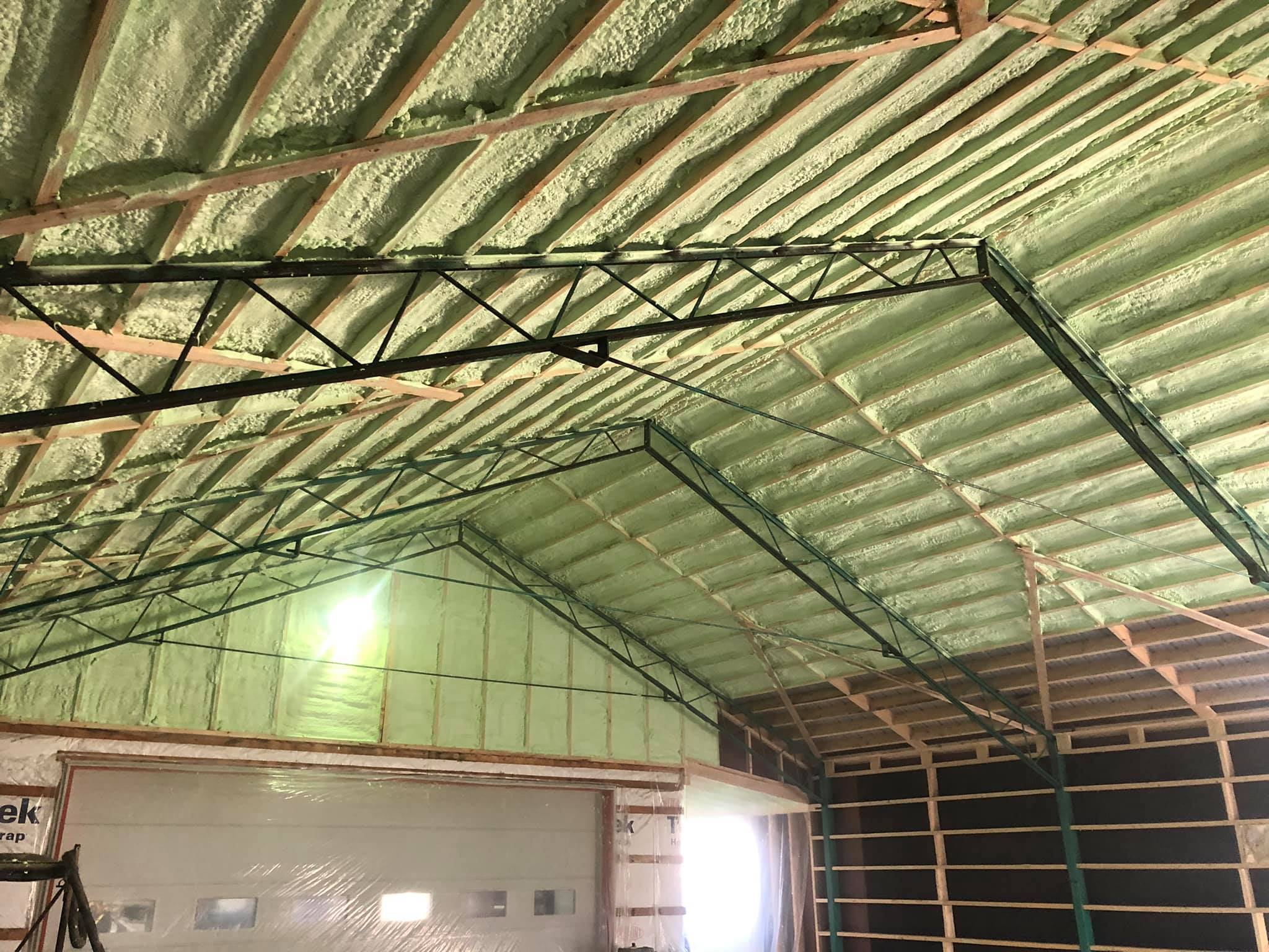 Travaux d’isolation à la mousse uréthane sur murs et plafond d’un bâtiment  à Laurier-Station