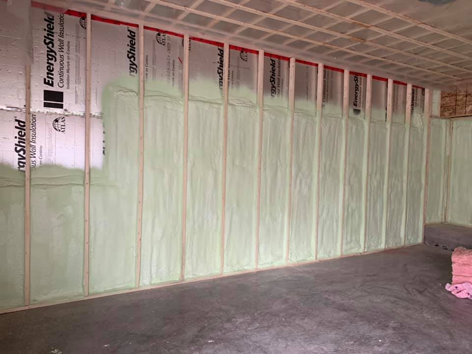 Isolation extérieure avec panneaux isolants rigides sur une maison  à Magog