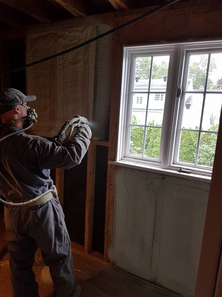Isolation extérieure avec panneaux isolants rigides sur une maison à Montmagny