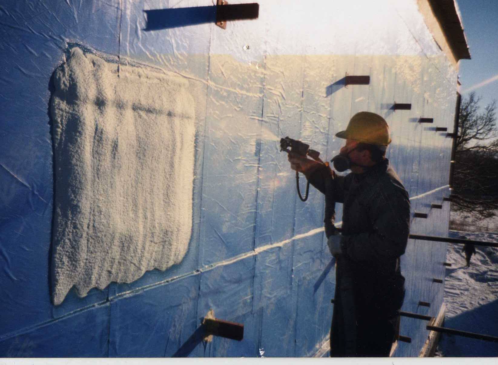 Isolation complète de plafond avec laine soufflée dans une construction résidentielle à Montmagny