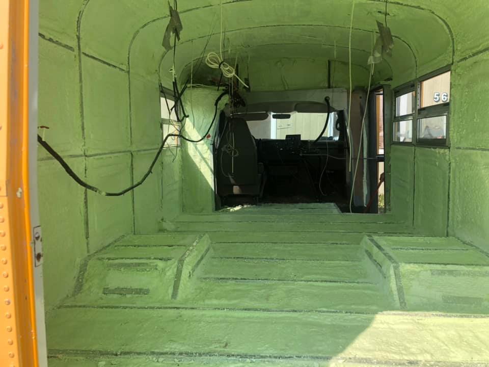 Installation d’isolant en fibre de verre dans des murs de charpente à Plessisville