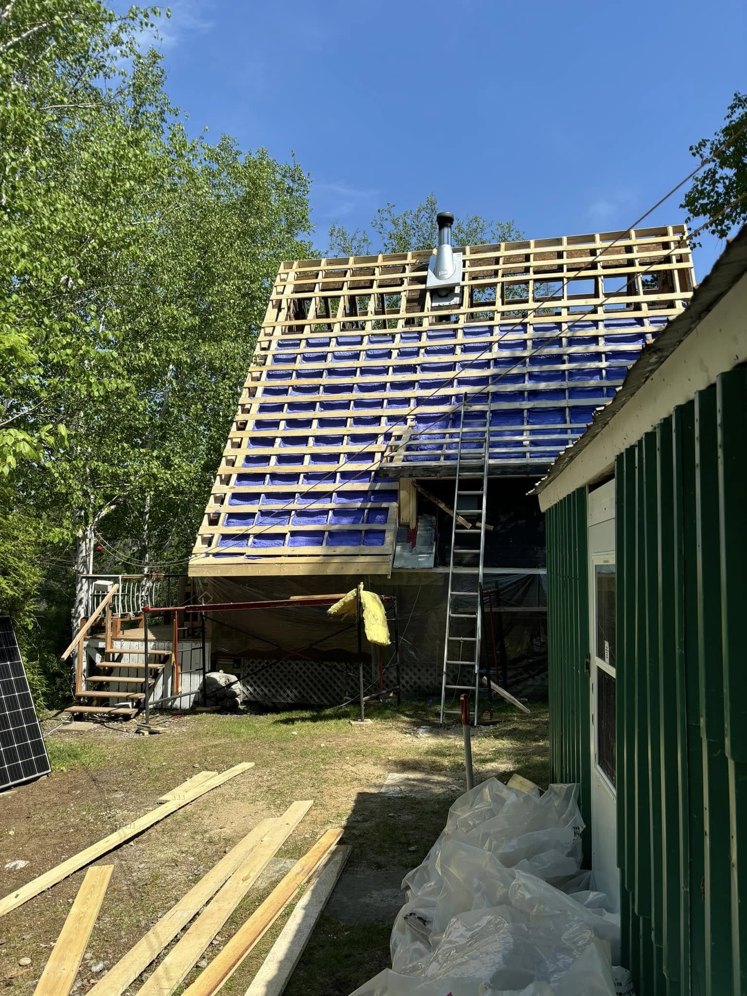 Pose de laine minérale pour isolation de plafond dans une maison à Roberval