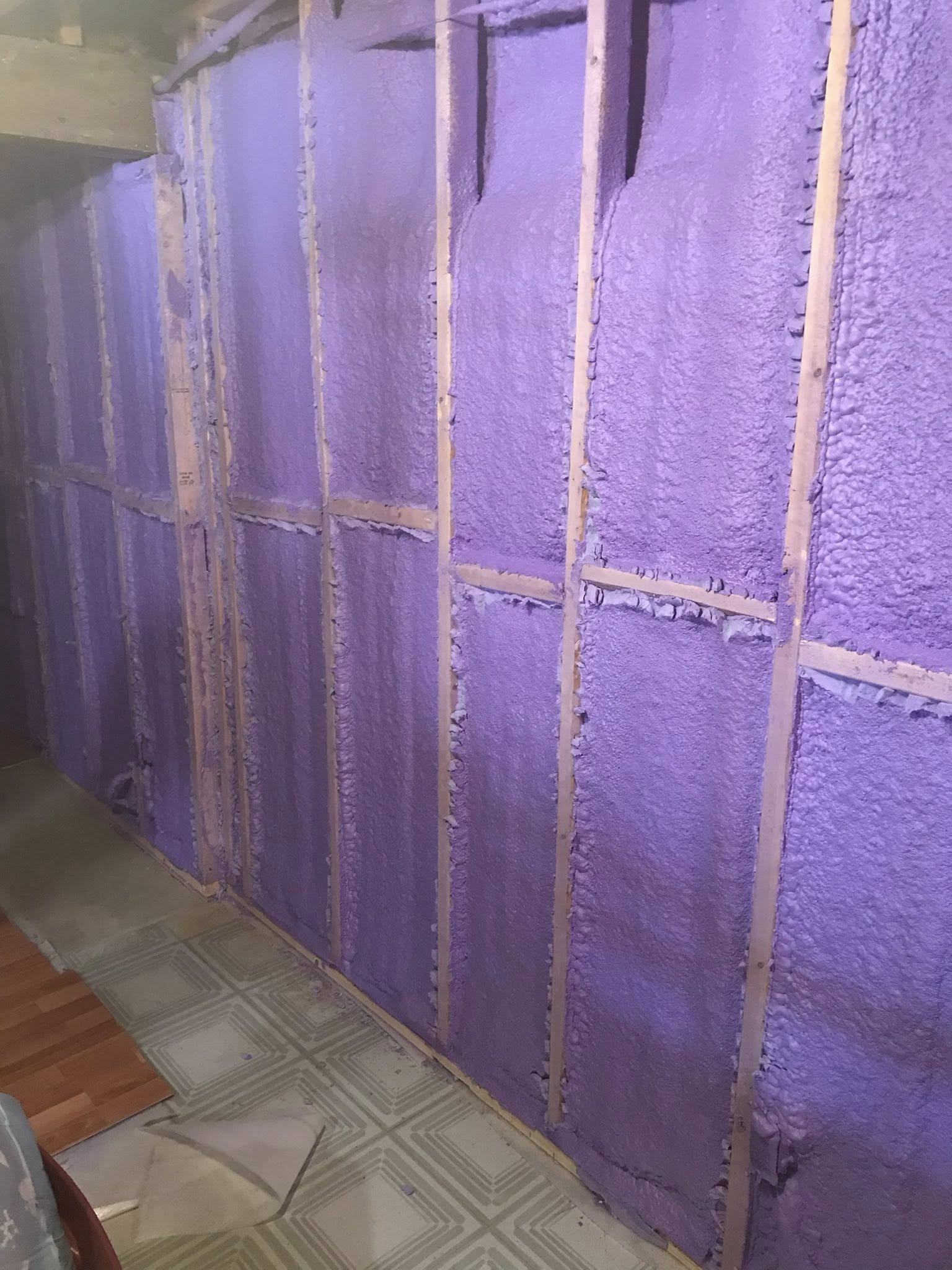 Isolation extérieure avec panneaux isolants rigides sur une maison à Roberval