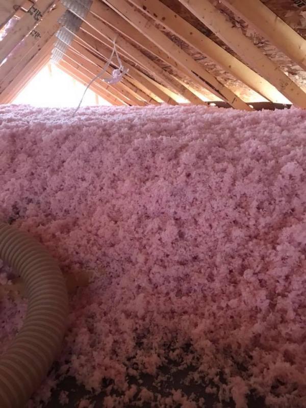 Isolation complète de plafond avec laine soufflée dans une construction résidentielle à Roberval