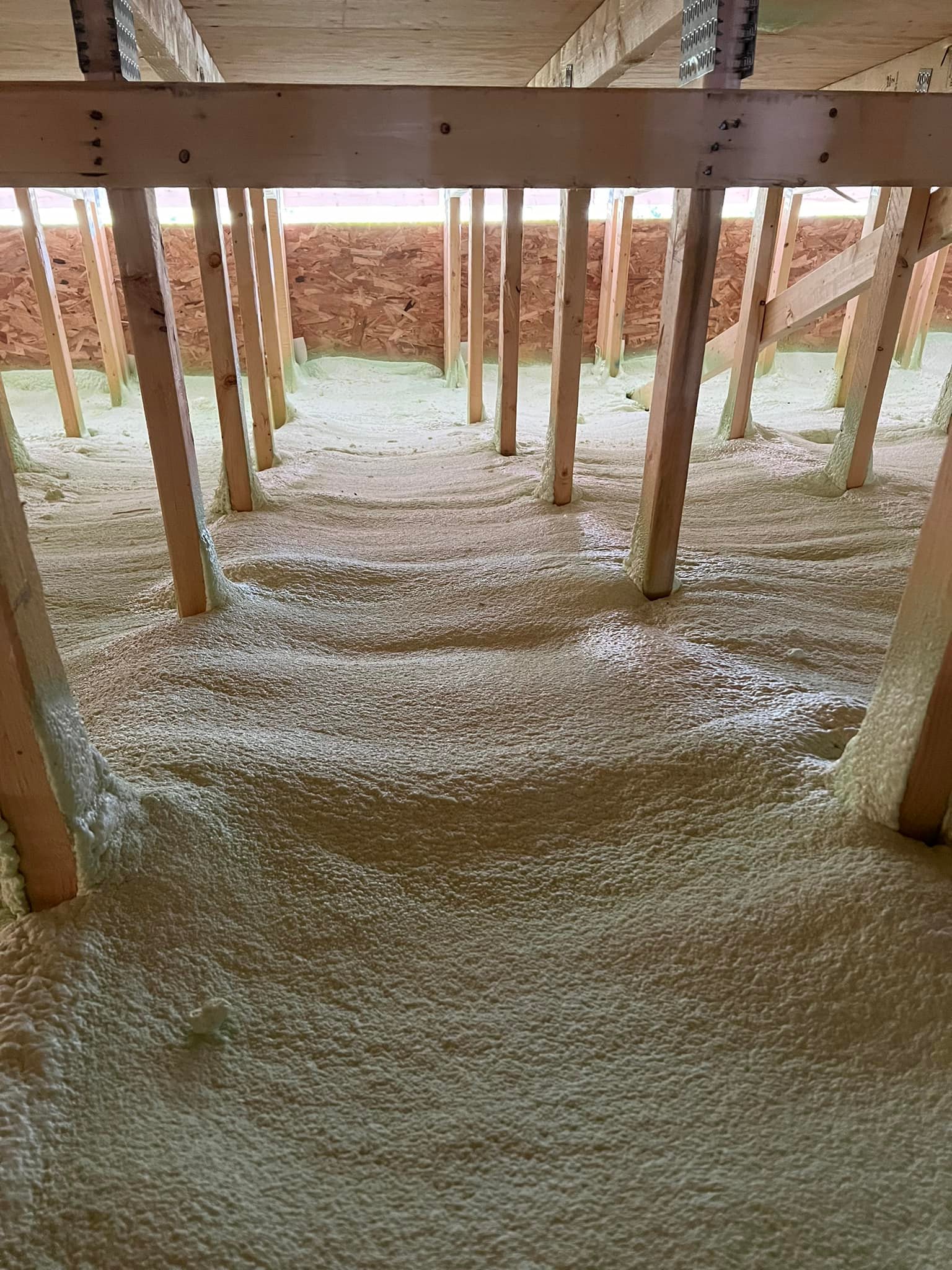 Pose de laine minérale pour isolation de plafond dans une maison à Saint-agapit