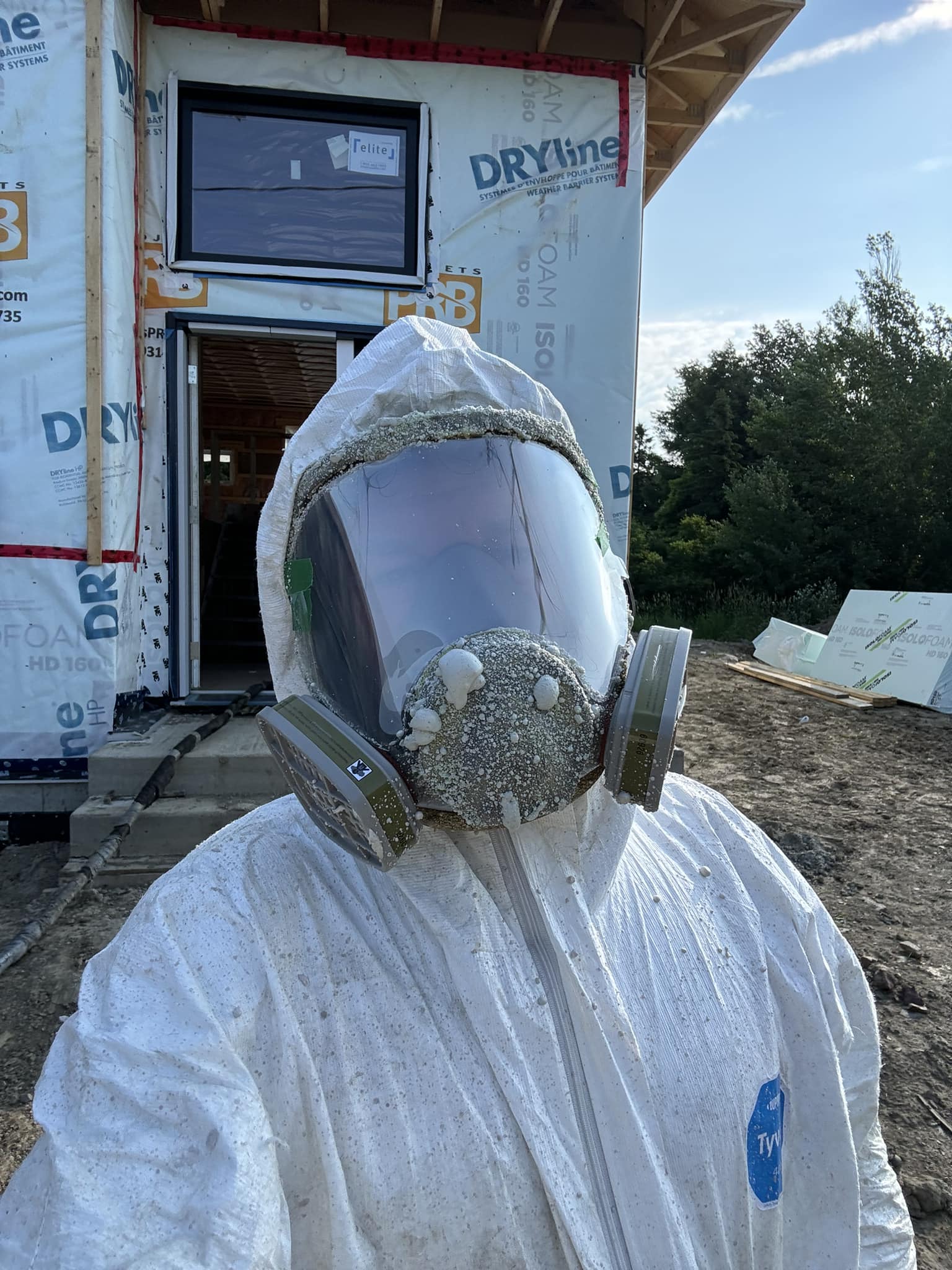 Installation d’isolant en fibre de verre dans des murs de charpente à Saint-agapit