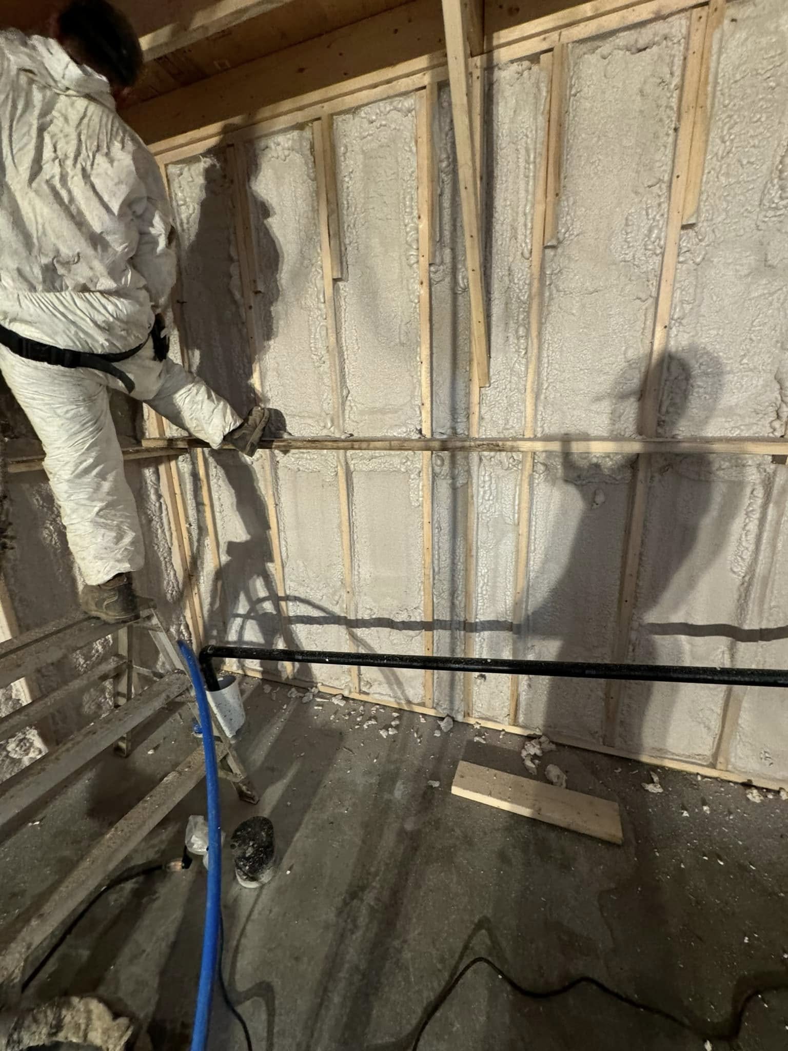 Travaux d’isolation à la mousse uréthane sur murs et plafond d’un bâtiment à Saint-agapit