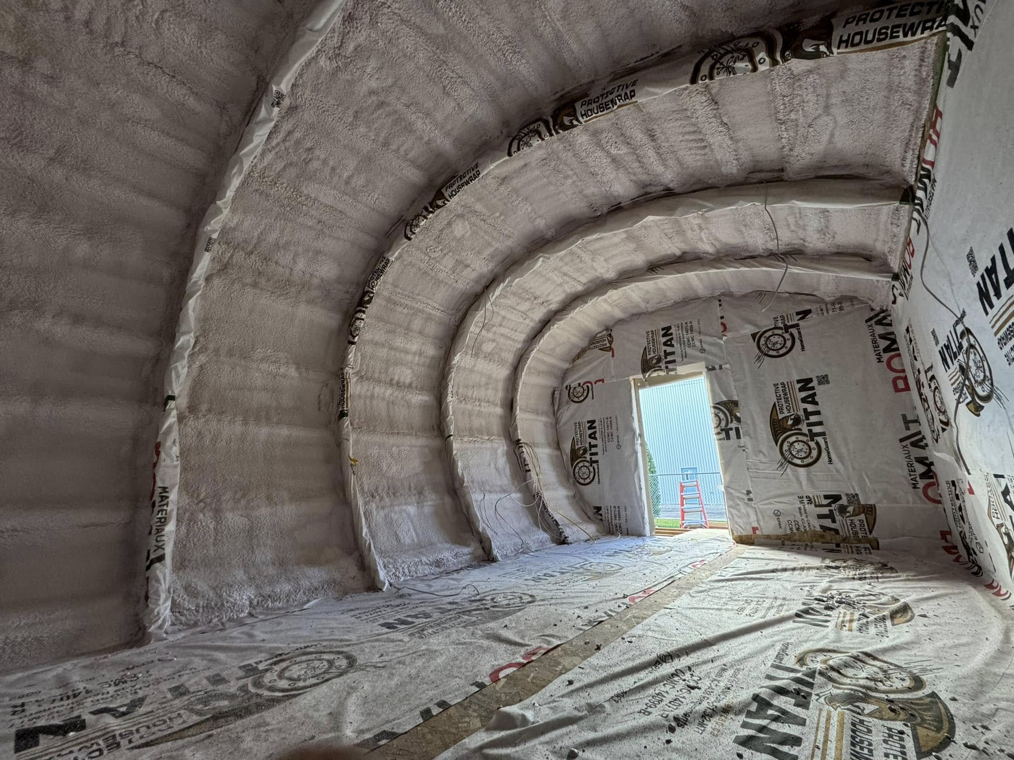 Isolation complète de plafond avec laine soufflée dans une construction résidentielle à Saint-agapit