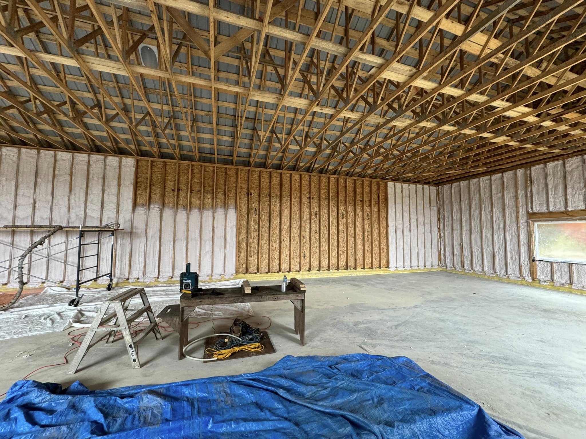 Isolation extérieure avec panneaux isolants rigides sur une maison à Saint-Apollinaire