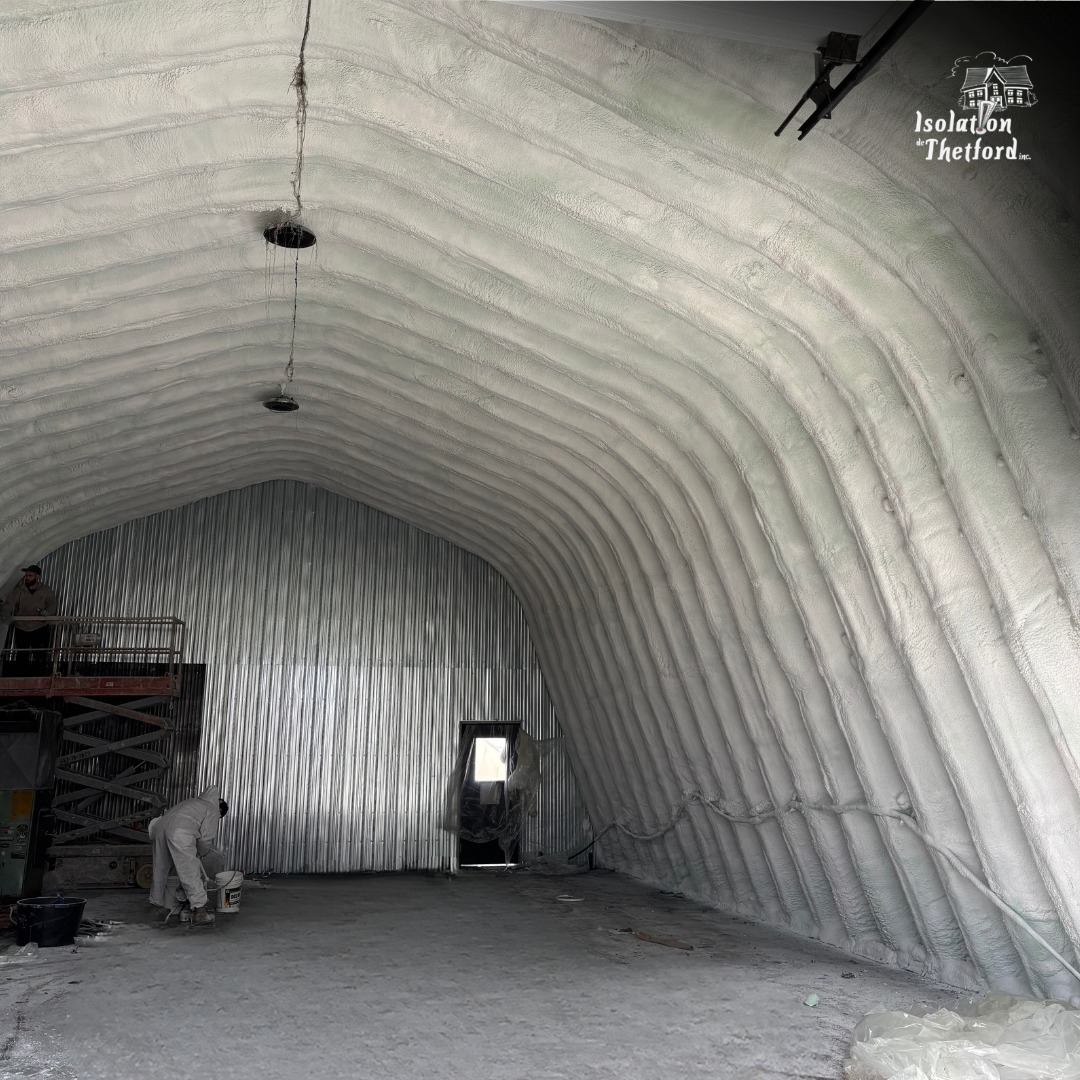 Installation d’isolant en fibre de verre dans des murs de charpente à Sainte-Marie