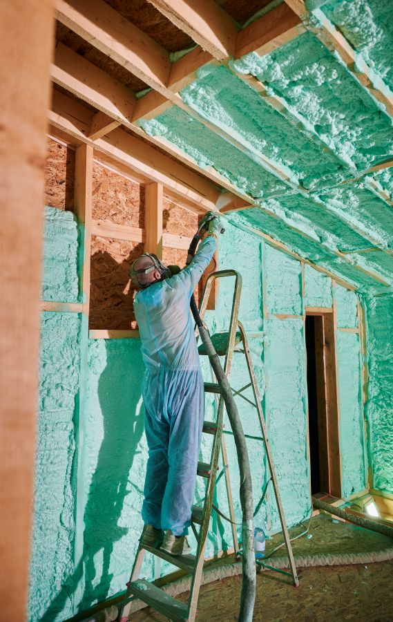 Pose de laine minérale pour isolation de plafond dans une maison à Senneterre