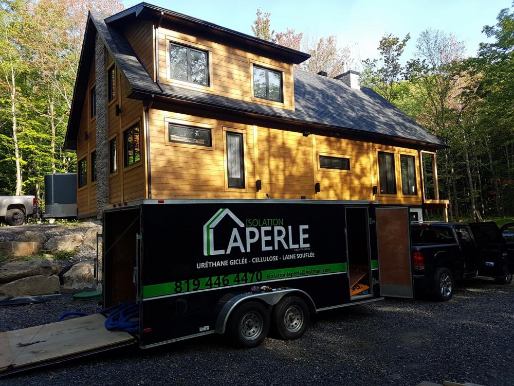 Pose de laine minérale pour isolation de plafond dans une maison à Sherbrooke