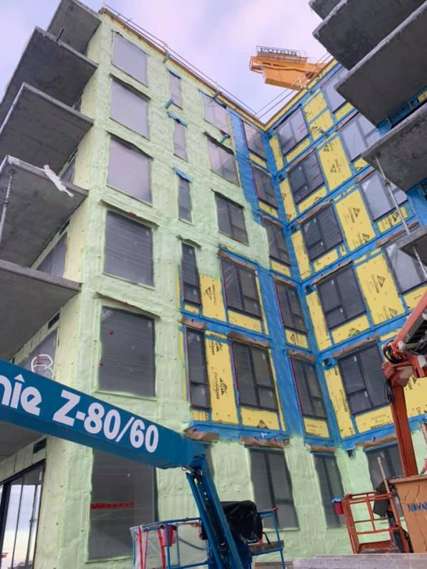 Installation d’isolant en fibre de verre dans des murs de charpente à Sherbrooke