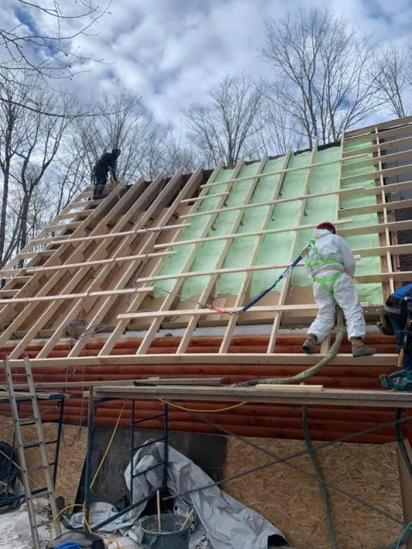 Travaux d’isolation à la mousse uréthane sur murs et plafond d’un bâtiment à Sherbrooke