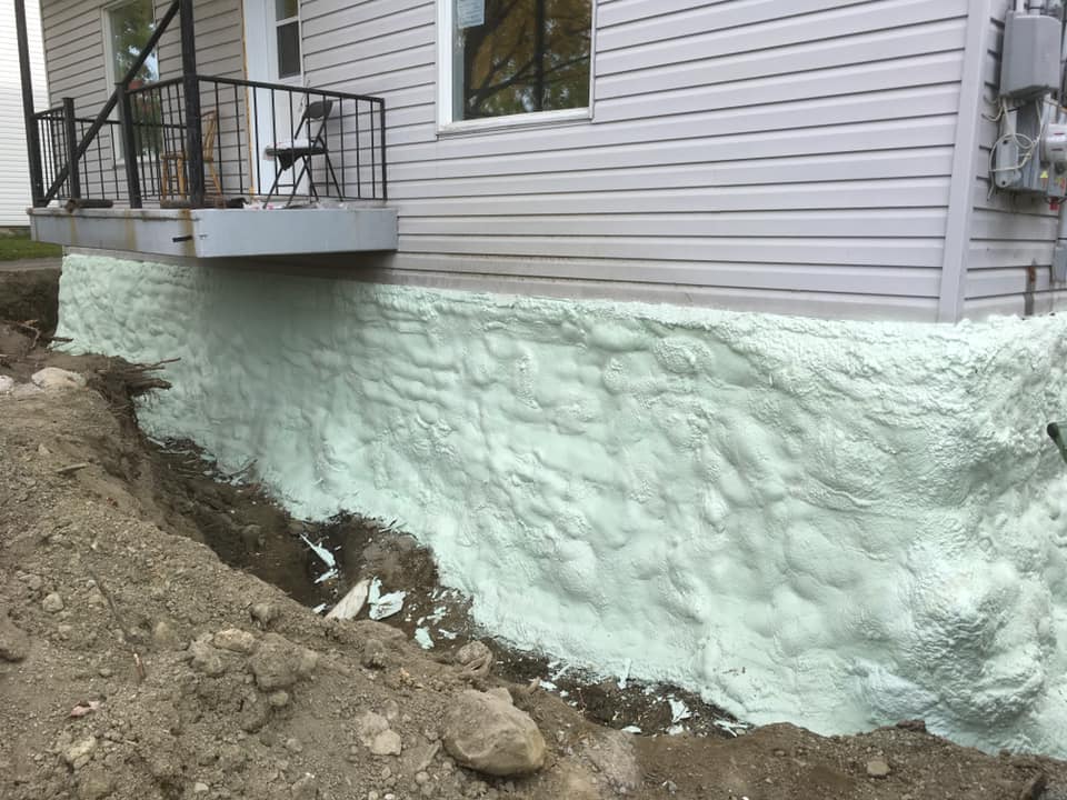 Travaux d’isolation à la mousse uréthane sur murs et plafond d’un bâtiment  à Thetford-Mines