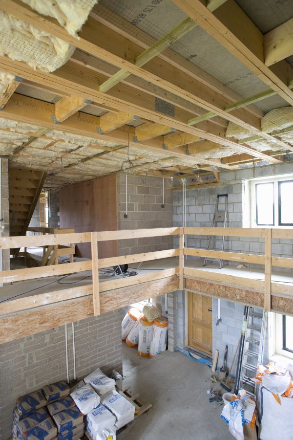 Travaux d’isolation à la mousse uréthane sur murs et plafond d’un bâtiment à Verchères