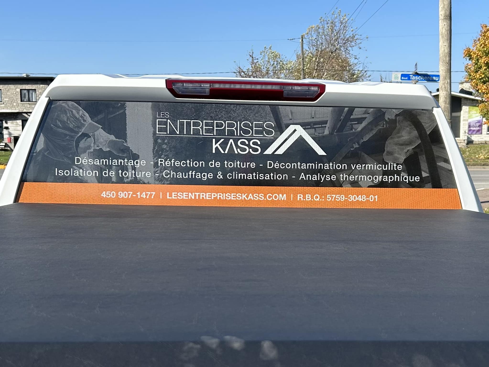 Application d’uréthane giclé sur plancher pour une isolation performante à Ville Saint-Laurent