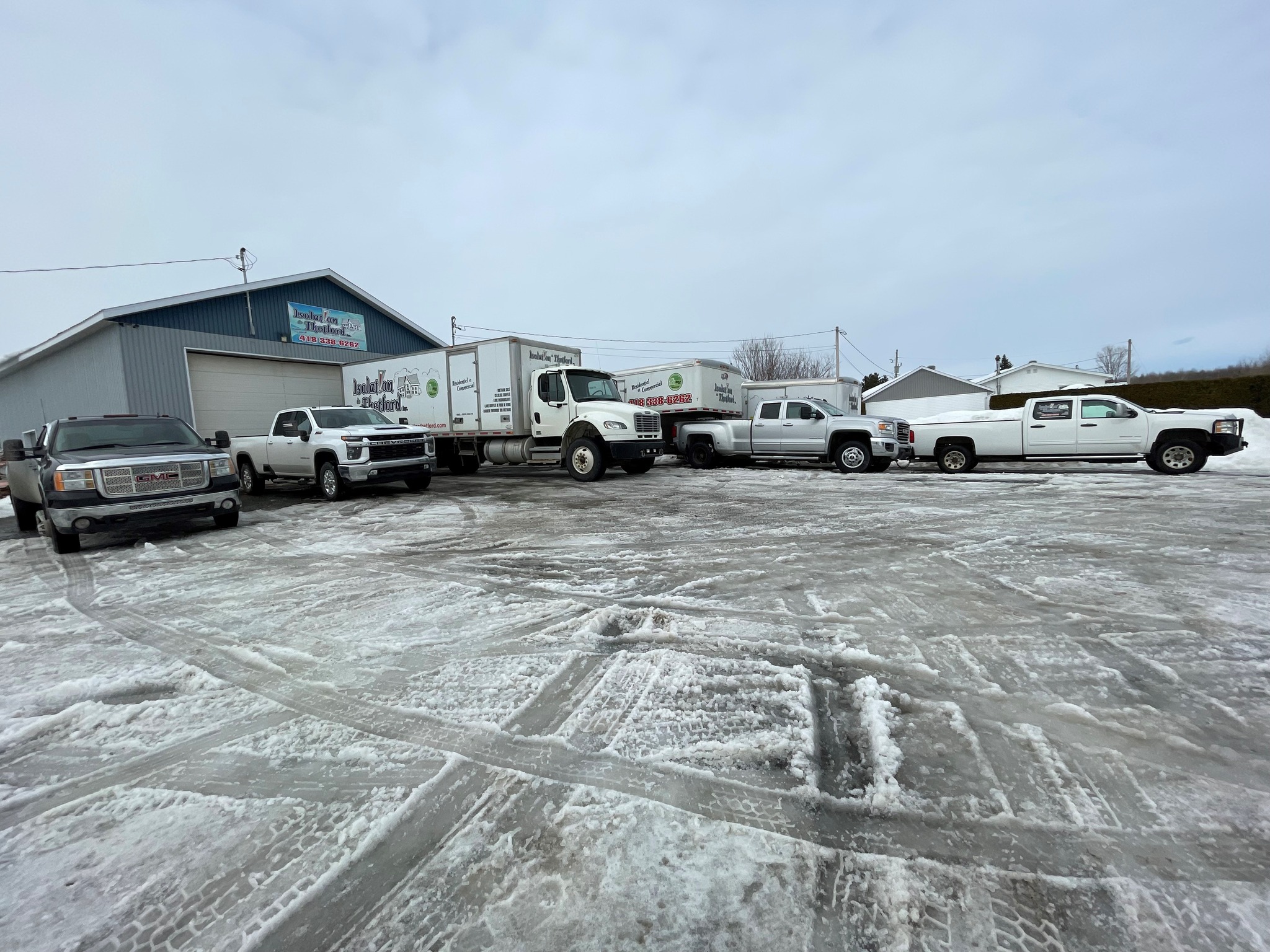 Pose de laine minérale pour isolation de plafond dans une maison en Beauce