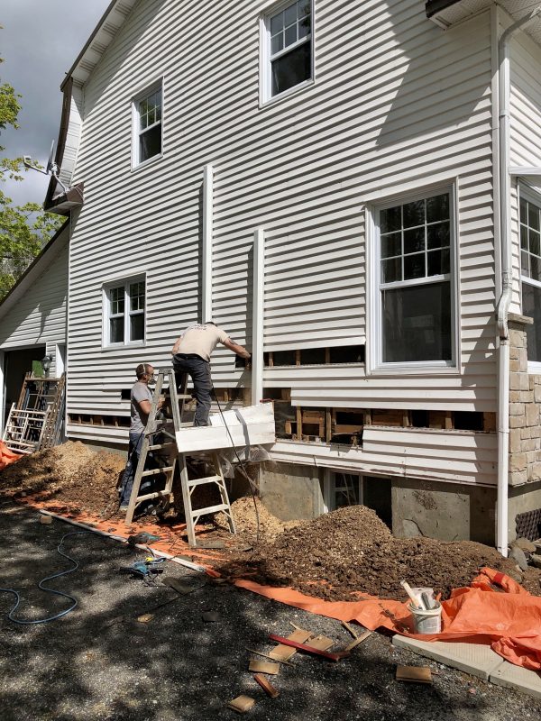 Isolation complète de plafond avec laine soufflée dans une construction résidentielle en Beauce