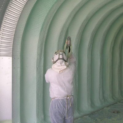 Installation d’isolant en fibre de verre dans des murs de charpente sur la Côte-de-Beaupré